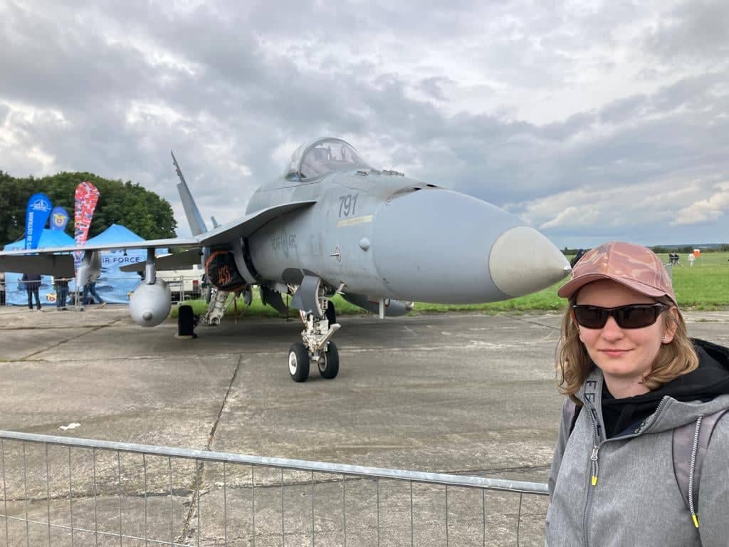 Pavlína stojí před stíhačkou F/A 18 Hornet 
